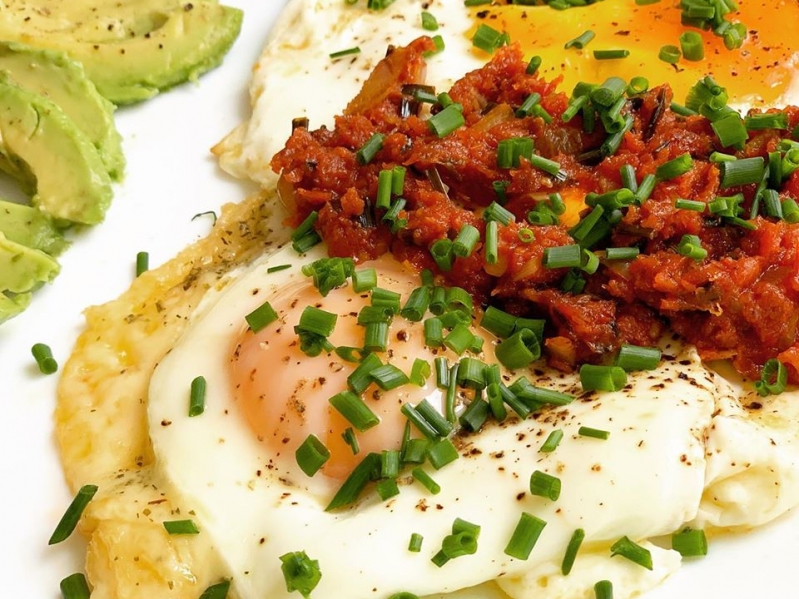 Huevos Rancheros - kaimiški kiaušiniai su pomidorų troškiniu 